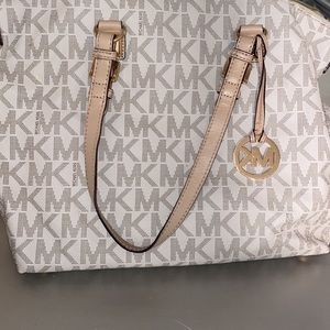 Cream Michael Kors Purse!! Shoulder bad in medium size! Worn 2 times.
